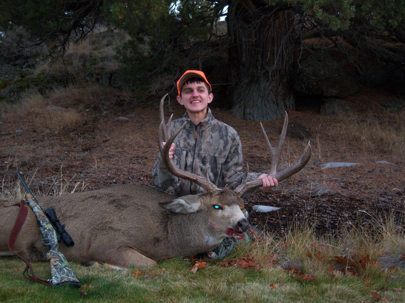 Andrew Thomasson (legally blind) from Idaho with his Oregon mule deer Andrew Thomasson (legally blind) from Idaho with his Oregon mule deer