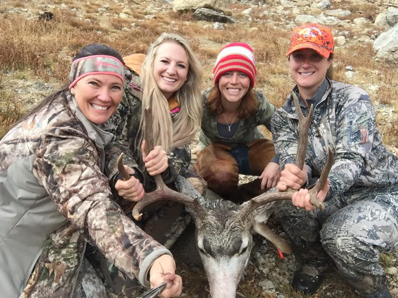Tylee Williams and friends with her Wyoming mule deer buck Tylee Williams and friends with her Wyoming mule deer buck